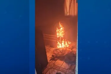 Imagem ilustrativa da imagem Homem é preso após atear fogo em residência e ameaçar ex-companheira