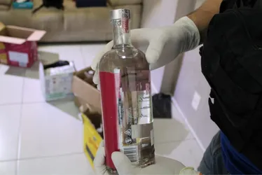 Imagem ilustrativa da imagem Homem é preso por falsificação de bebidas no Espírito Santo