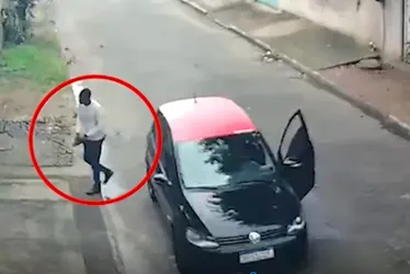 Imagem ilustrativa da imagem Homem tem carro roubado ao sair da garagem de casa na Serra; veja vídeo
