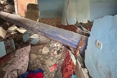 Imagem ilustrativa da imagem Idosa morre esmagada dentro de casa por cano que caiu de caminhão