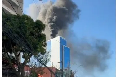 Imagem ilustrativa da imagem Incêndio atinge cobertura de empresarial na Zona Sul do Recife