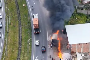Imagem ilustrativa da imagem VÍDEO: incêndio destrói caminhão na BR-101. Carga de carne foi saqueada