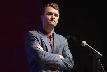 Imagem ilustrativa da imagem Influenciador trumpista Charlie Kirk é baleado em evento nos EUA
