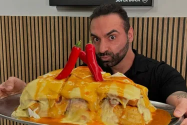 Imagem ilustrativa da imagem Influenciador viraliza ao ingerir quantidades impressionantes de comida em torneios