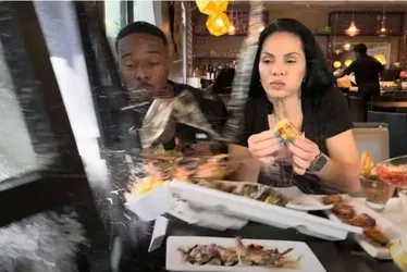Imagem ilustrativa da imagem Influenciadores são atingidos por carro durante gravação em restaurante nos EUA