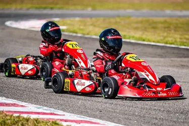 Imagem ilustrativa da imagem Irmãos Emerick garantem pole e pódios no Capixaba de Kart