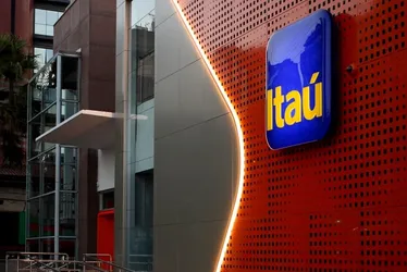 Imagem ilustrativa da imagem Itaú monitora funcionários e demite cerca de mil por produtividade no home office