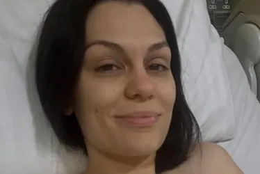 Imagem ilustrativa da imagem Jessie J é internada e descobre infecção após diagnóstico de câncer de mama