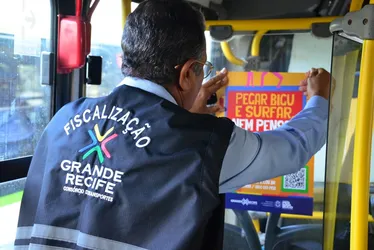 Imagem ilustrativa da imagem Jovem é imprensado entre ônibus e tem dentes quebrados ao "pegar bigu" no Recife
