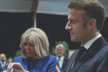 Imagem ilustrativa da imagem Macron vai apresentar 'prova científica' de que sua esposa nasceu mulher