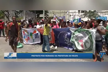 Imagem ilustrativa da imagem Manifestantes por moradia e forças de segurança entram em colisão em frente à PCR