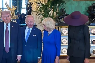 Imagem ilustrativa da imagem Melania Trump vira piada nas redes sociais por causa de chapéu usado no Reino Unido