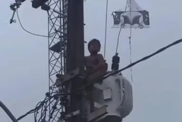 Imagem ilustrativa da imagem Menino leva choque ao subir em poste para pegar pipa