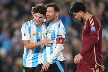 Imagem ilustrativa da imagem Messi celebra noite mágica em adeus na Argentina