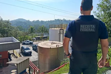 Imagem ilustrativa da imagem Metanol: Receita Federal faz operação para rastrear origem de substância em bebidas alcoólicas