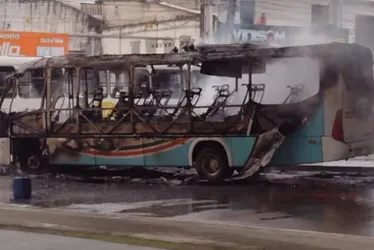 Imagem ilustrativa da imagem Micro-ônibus pega fogo no bairro de Prazeres, em Jaboatão