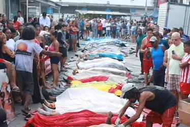 Imagem ilustrativa da imagem Moradores levam ao menos 50 corpos para praça no Complexo da Penha após operação mais letal do Rio