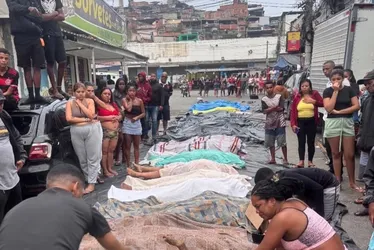 Imagem ilustrativa da imagem Moradores retiram 64 corpos de área de mata e número de mortos se aproxima de 130