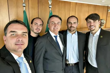Imagem ilustrativa da imagem Moraes autoriza visita de familiares a Bolsonaro em prisão domiciliar