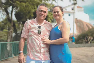 Imagem ilustrativa da imagem Grávida, mulher de comerciante morto em acidente lamenta: "Continuar o legado"
