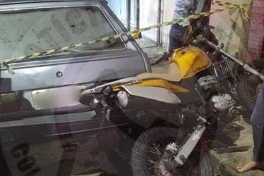 Imagem ilustrativa da imagem Motociclista morre após bater na traseira de carro estacionado na Serra
