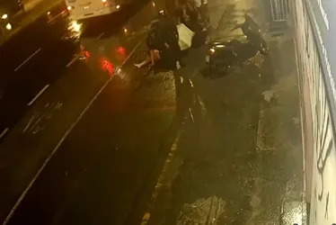 Imagem ilustrativa da imagem Motociclista morre após se chocar em árvore na Avenida Fernando Ferrari