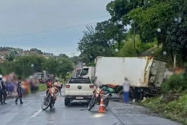 Imagem ilustrativa da imagem Motorista de caminhão tomba e é resgatado de helicóptero no Cabo