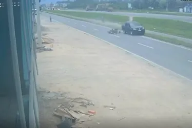 Imagem ilustrativa da imagem Motorista é indiciado por atropelar mototáxi e passageiro em Linhares; veja vídeo