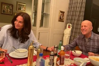 Imagem ilustrativa da imagem Mulher comenta demência de Bruce Willis: 'É como um longo adeus'
