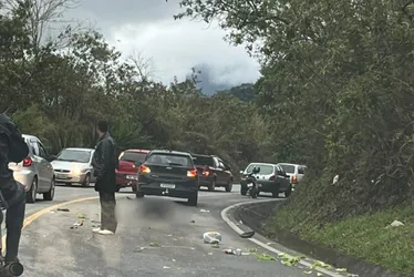 Imagem ilustrativa da imagem Mulher morre após colidir motocicleta em dois carros em rodovia no Sul do ES