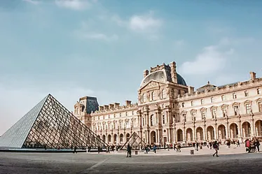 Imagem ilustrativa da imagem Museu do Louvre fecha após invasão e roubo de joias