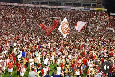 Imagem ilustrativa da imagem Perseguição e violência: PM agride torcedor do Náutico na festa do acesso à Série B
