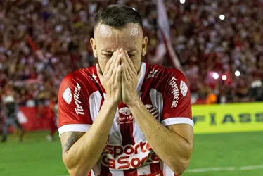 Imagem ilustrativa da imagem Na raça! Náutico supera drama com o Brusque e garante Série B