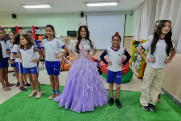 Imagem ilustrativa da imagem "Nada é impossível", diz Mini Miss Universo 2025 em visita a escola de Vitória