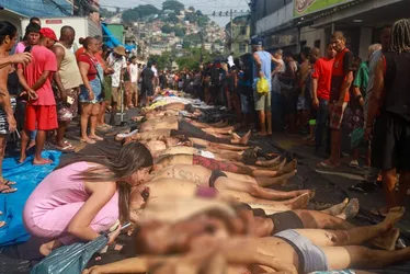 Imagem ilustrativa da imagem ‘Ninguém nunca viu no Brasil o que está acontecendo aqui’, diz moradora em frente à fila de corpos