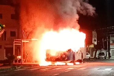 Imagem ilustrativa da imagem Ônibus deixam de circular em bairros da Serra após coletivo ser incendiado