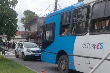 Imagem ilustrativa da imagem Ônibus é atacado na Serra após operação policial