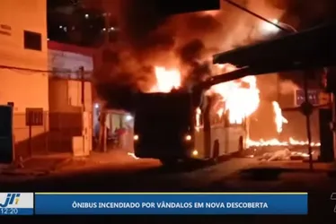 Imagem ilustrativa da imagem Ônibus incendiado em protesto interrompe transporte em Nova Descoberta