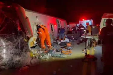 Imagem ilustrativa da imagem Ônibus tomba na BR-423, no Agreste de Pernambuco, e deixa mortos e feridos