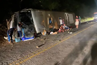 Imagem ilustrativa da imagem Ônibus tomba na BR-423, no Agreste, e deixa pelo menos sete mortos