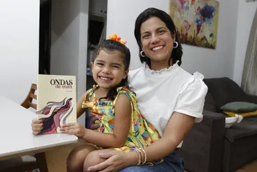 Imagem ilustrativa da imagem Outubro Rosa: geógrafa escreve livro após enfrentar o câncer de mama