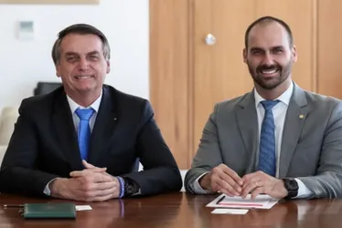 Imagem ilustrativa da imagem Eduardo xinga Jair Bolsonaro em mensagens