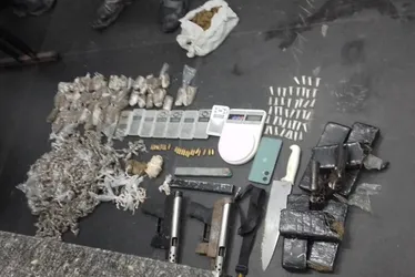 Imagem ilustrativa da imagem PM faz apreensão de armas e drogas no Cabo de Santo Agostinho. Cinco presos