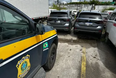 Imagem ilustrativa da imagem PRF apreende carro clonado e localiza veículo original no Recife