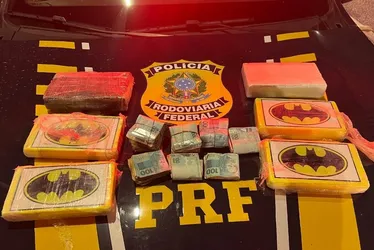 Imagem ilustrativa da imagem PRF apreende cocaína com símbolo do Batman e mais de R$ 15 mil na BR-101 no ES