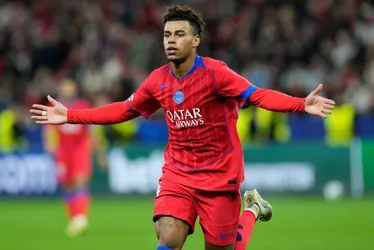 Imagem ilustrativa da imagem PSG faz 7 em passeio sobre Bayer Leverkusen na Alemanha e lidera Champions League