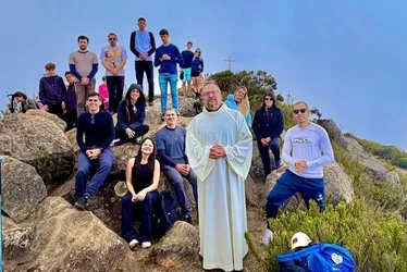 Imagem ilustrativa da imagem Padre celebra missa no alto do Pico da Bandeira no ES