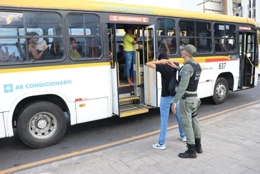 Imagem ilustrativa da imagem Pernambuco teve queda de roubo em coletivos em mais de 50%, diz governo