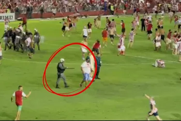 Imagem ilustrativa da imagem Perseguição e violência: PM agride torcedor do Náutico na festa do acesso à Série B