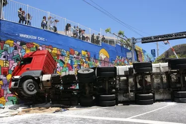 Imagem ilustrativa da imagem Peso de carga de carreta que tombou na Curva do Saldanha estava acima do permitido